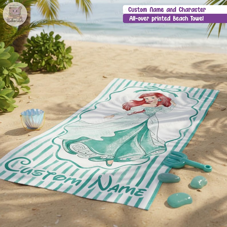 Puede incluir: Una toalla de playa rectangular con un patr&oacute;n de rayas blancas y verde azulado, con una ilustraci&oacute;n central de un personaje pelirrojo con un vestido verde azulado dentro de un marco decorativo. El texto "CUSTOM NAME" aparece en la parte inferior.