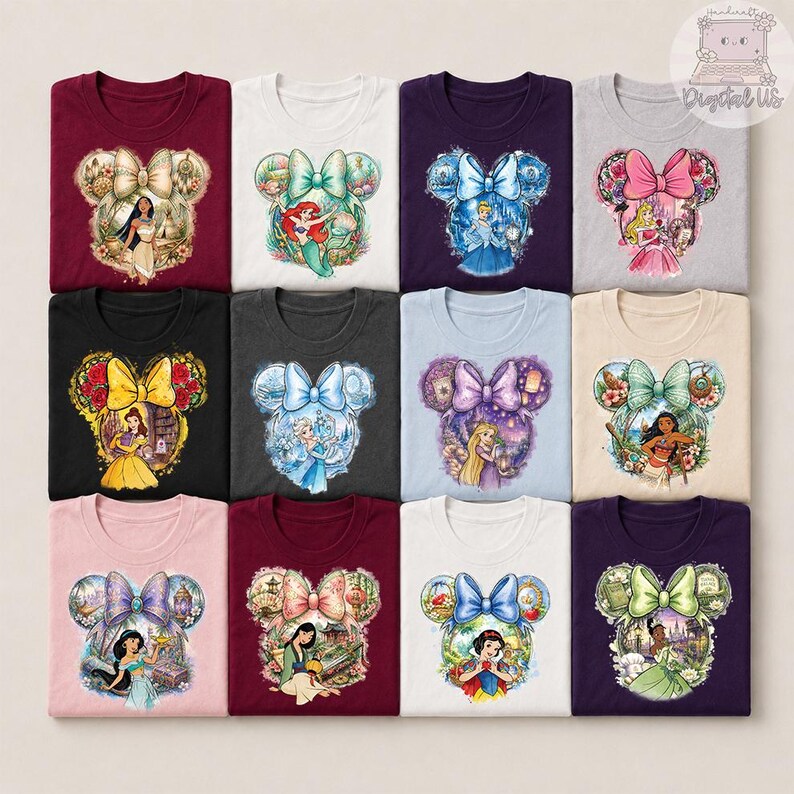 Puede incluir: Una colecci&oacute;n de camisetas plegadas con dise&ntilde;os de princesas de Disney dentro de una silueta de orejas de Mickey Mouse. Cada camiseta muestra una princesa diferente, con colores vibrantes e ilustraciones detalladas. Las camisetas son de varios colores, incluyendo negro, blanco y burdeos.