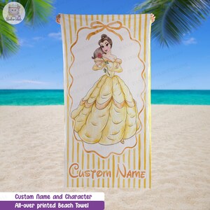 Puede incluir: Una toalla de playa rectangular con un fondo de rayas verticales amarillas y blancas. El centro muestra la ilustraci&oacute;n de un personaje con un vestido de gala amarillo sosteniendo una rosa roja, enmarcado por un borde dorado. El texto Custom Name aparece debajo.
