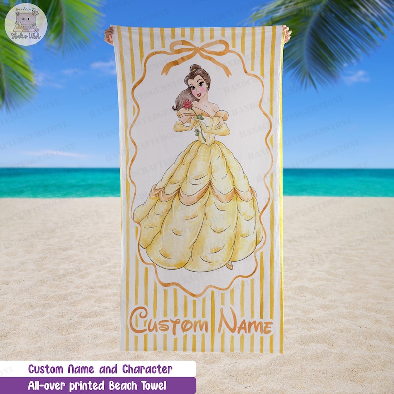 Puede incluir: Una toalla de playa rectangular con un fondo de rayas verticales amarillas y blancas. El centro muestra la ilustraci&oacute;n de un personaje con un vestido de gala amarillo sosteniendo una rosa roja, enmarcado por un borde dorado. El texto Custom Name aparece debajo.