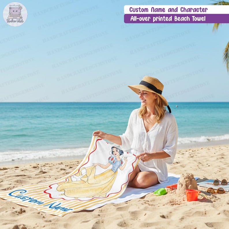 Puede incluir: Una toalla de playa rectangular con una ilustraci&oacute;n impresa de Blancanieves con un vestido amarillo. La toalla tiene un centro blanco con un borde festoneado rojo y rayas amarillas en la parte inferior con el texto Custom Name de tela.
