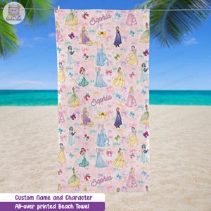 Puede incluir: Una toalla de playa rectangular con fondo rosa claro que presenta un estampado integral de varios personajes de princesas animadas y lazos de colores. El nombre Sophia est&aacute; impreso en letra cursiva en tres intervalos sobre la toalla.