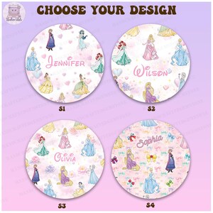 Puede incluir: Cuatro dise&ntilde;os circulares etiquetados como S1, S2, S3 y S4 que presentan varias princesas de dibujos animados con vestidos coloridos. Cada c&iacute;rculo muestra un nombre personalizado en letra rosa: Jennifer, Wilson, Olivia o Sophia, rodeado de corazones, flores y lazos.