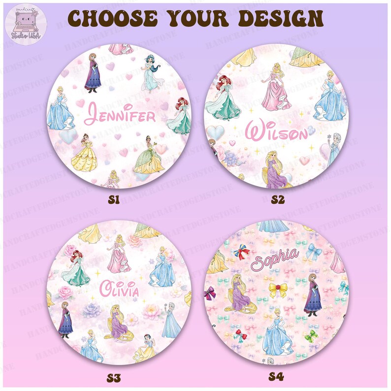 Puede incluir: Cuatro dise&ntilde;os circulares etiquetados como S1, S2, S3 y S4 que presentan varias princesas de dibujos animados con vestidos coloridos. Cada c&iacute;rculo muestra un nombre personalizado en letra rosa: Jennifer, Wilson, Olivia o Sophia, rodeado de corazones, flores y lazos.