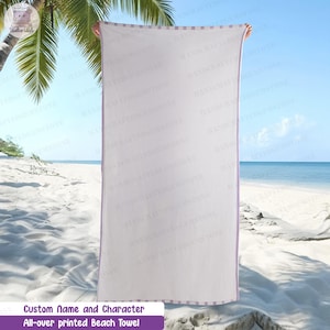 Puede incluir: Una toalla de playa rectangular de color blanco con un borde fino de rayas de color morado claro en los extremos superior e inferior. La toalla se sostiene verticalmente, mostrando una superficie blanca lisa lista para personalizar.