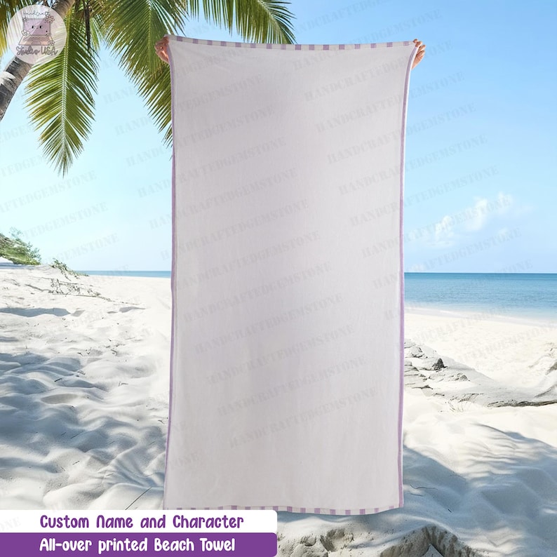 Puede incluir: Una toalla de playa rectangular de color blanco con un borde fino de rayas de color morado claro en los extremos superior e inferior. La toalla se sostiene verticalmente, mostrando una superficie blanca lisa lista para personalizar.