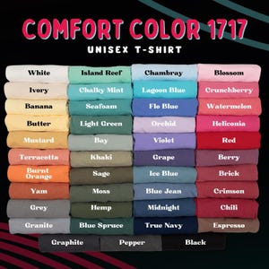 Puede incluir: Una exhibici&oacute;n de camisetas unisex Comfort Colors 1717 en varios colores, incluyendo blanco, azul, rosa y verde. La imagen muestra una amplia gama de tonos, desde pasteles claros hasta tonos profundos y ricos, con cada color etiquetado.