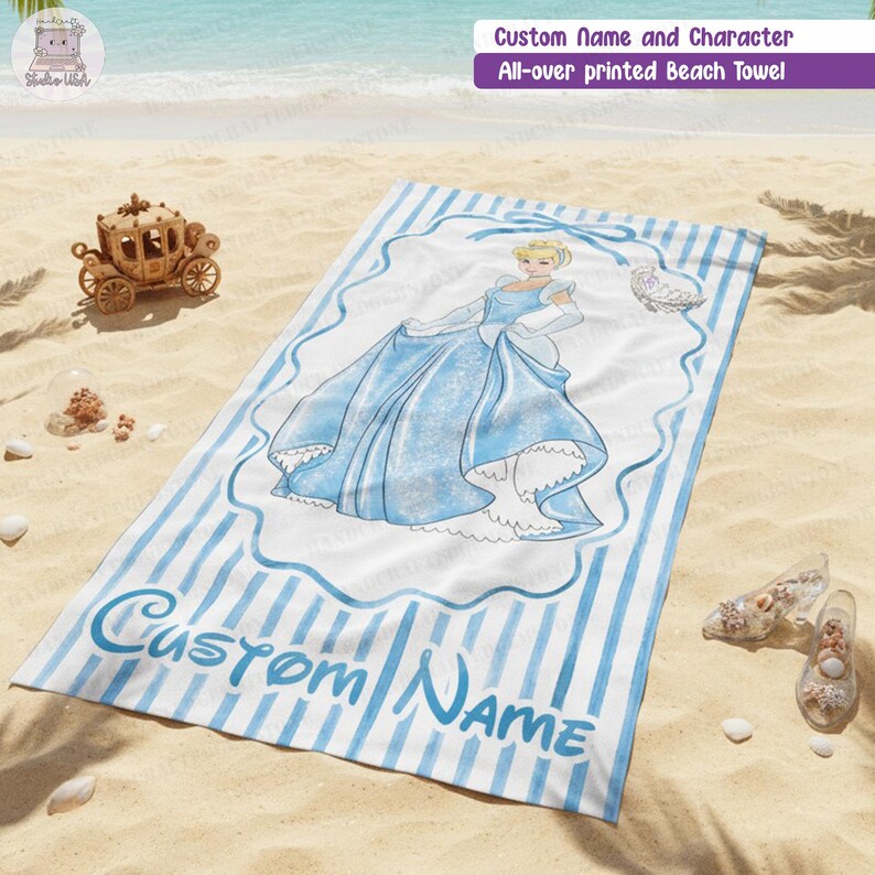 Puede incluir: Una toalla de playa rectangular con un patr&oacute;n de rayas verticales azules y blancas. El centro muestra un gr&aacute;fico de un personaje rubio con un vestido de gala azul dentro de un marco decorativo, con el texto Custom Name en letra azul.