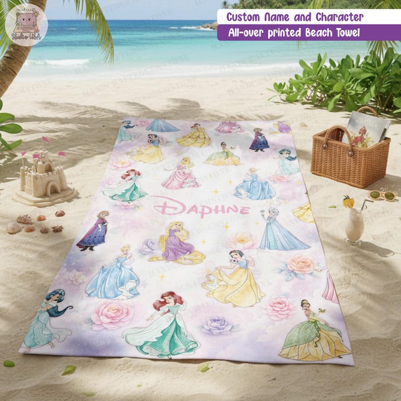 Puede incluir: Una toalla de playa rectangular con un estampado integral de varios personajes de princesas animadas con vestidos coloridos, detalles florales y el nombre "Daphne" impreso en el centro sobre un fondo de acuarela de color violeta claro y blanco.