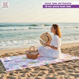Puede incluir: Una toalla de playa rectangular con un estampado integral de varios personajes de dibujos animados sobre un fondo rosa claro. La toalla est&aacute; extendida sobre la arena e incluye el texto Custom Name and Character All-over printed Beach Towel.