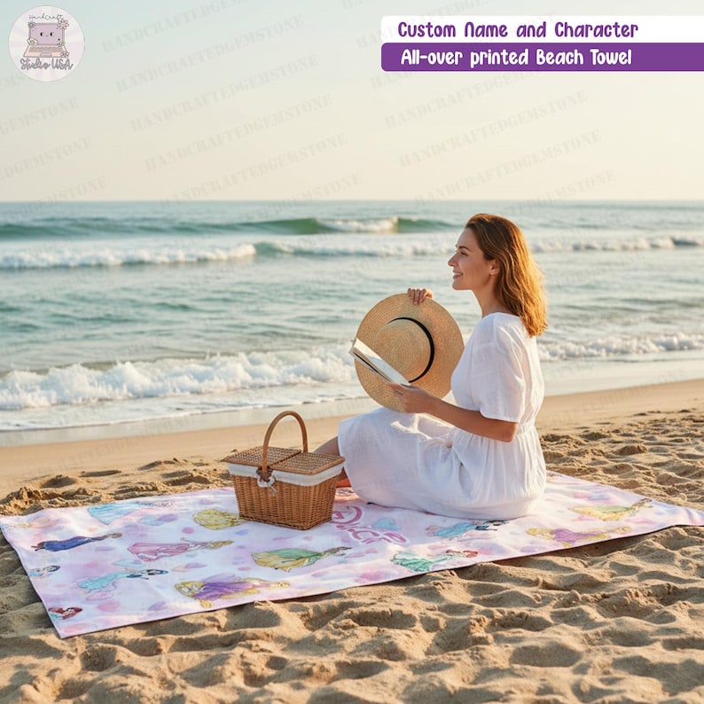 Puede incluir: Una toalla de playa rectangular con un estampado integral de varios personajes de dibujos animados sobre un fondo rosa claro. La toalla est&aacute; extendida sobre la arena e incluye el texto Custom Name and Character All-over printed Beach Towel.