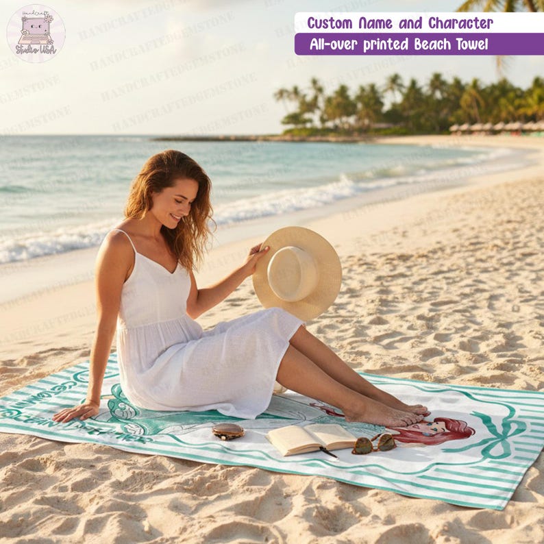 Puede incluir: Una toalla de playa rectangular con un borde de rayas blancas y verde azulado que presenta un gr&aacute;fico central de un personaje pelirrojo. La toalla muestra el texto Custom Name and Character All-over printed Beach Towel en un recuadro morado.