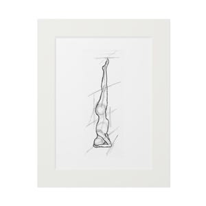 Peut inclure: Un croquis au crayon encadré d'une personne en position de poirier. La figure est dessinée dans un style minimaliste avec des ombres pour définir la forme du corps. L'œuvre est placée sur un fond blanc dans un cadre blanc.