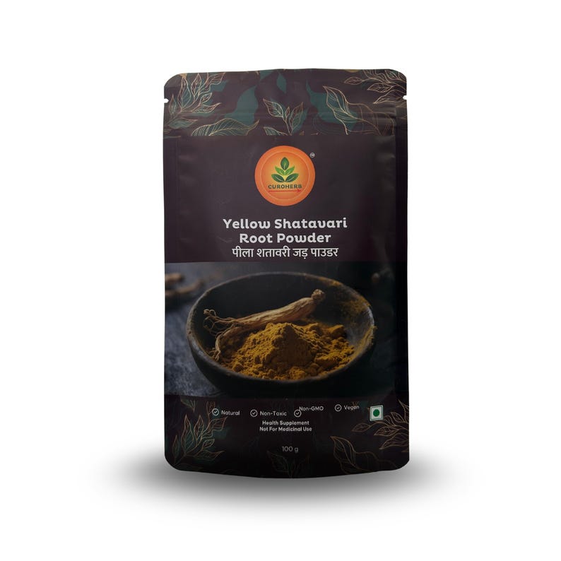 Op de afbeelding: Een donkerbruin zakje met gele Shatavari-wortelpoeder. Het zakje heeft de tekst "CUROHERS" en "Yellow Shatavari Root Powder" in het Engels en Hindi. Een kleine kom met geel poeder en een wortel zijn zichtbaar. Het zakje is gelabeld als natuurlijk, niet-toxisch, niet-GMO en veganistisch.
