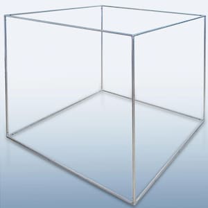 Op de afbeelding: Een zilveren metalen kubusframe, gemaakt van dunne, rechte staven. Het frame is aan alle kanten open en vormt een driedimensionale vierkante vorm. De structuur staat tegen een blauw-witte gradiënt achtergrond.