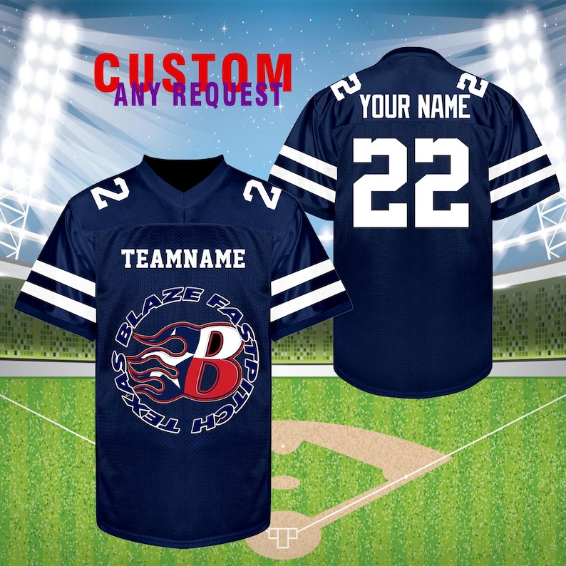 K&ouml;nnte beinhalten: Marineblaues Baseball-Trikot mit wei&szlig;en Streifen auf den &Auml;rmeln und Schultern. Auf der Vorderseite steht der Text "TEAMNAME" &uuml;ber einem Logo mit den Worten "TEXAS BLAZE FASTPITCH" und einem stilisierten "B". Auf der R&uuml;ckseite stehen "YOUR NAME" und die Nummer "22".