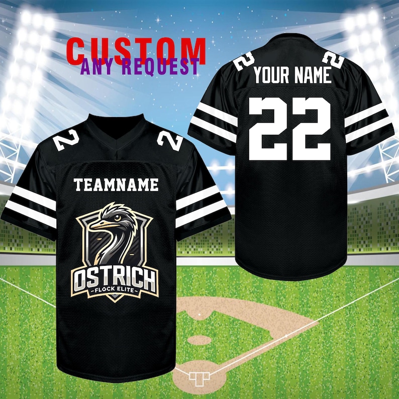 K&ouml;nnte beinhalten: Schwarzes Football-Trikot mit wei&szlig;en Streifen auf den &Auml;rmeln und Schultern. Die Vorderseite zeigt ein Teamlogo mit einem Strau&szlig; und dem Text "Ostrich - Flock Elite". Auf der R&uuml;ckseite stehen die Nummer 22 und der Text "YOUR NAME". Oben steht "CUSTOM ANY REQUEST".