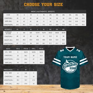 K&ouml;nnte beinhalten: Ein tealfarbenes Football-Trikot mit wei&szlig;en Streifen auf den &Auml;rmeln und dem Text "TEAM NAME Custom DESIGN". Das Bild enth&auml;lt auch eine Gr&ouml;&szlig;entabelle f&uuml;r Herren, Damen, Jungen und Vorschulkinder mit Ma&szlig;en in Zoll.