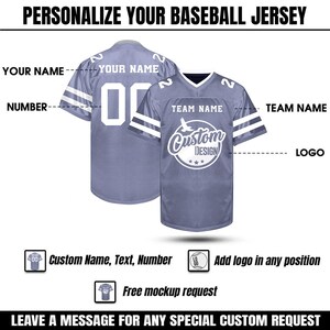 K&ouml;nnte beinhalten: Zwei graue Baseball-Trikots mit wei&szlig;en Akzenten werden gezeigt. Die Trikots tragen die Aufschrift "YOUR NAME" und "TEAM NAME" mit der M&ouml;glichkeit, ein Logo, einen individuellen Namen, Text und eine Nummer hinzuzuf&uuml;gen. Das Bild enth&auml;lt den Text "PERSONALISIERE DEIN BASEBALL-TRIKOT".