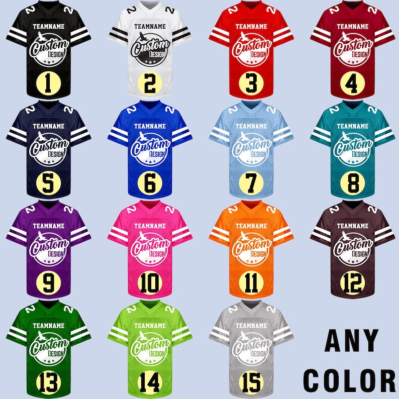 K&ouml;nnte beinhalten: Eine Sammlung von f&uuml;nfzehn anpassbaren Football-Trikots in verschiedenen Farben, jedes mit einer eindeutigen Nummer. Die Trikots zeigen den Text "TEAMNAME" und "Custom Design" auf der Vorderseite. Der Satz "ANY COLOR" wird unten rechts angezeigt.