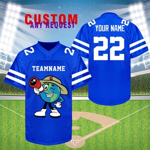 K&ouml;nnte beinhalten: Zwei blaue Football-Trikots mit wei&szlig;en Streifen und Zahlen. Ein Trikot hat "TEAMNAME" und eine Cartoon-Globus-Figur. Das andere Trikot hat "YOUR NAME" und die Nummer "22". Der Text "CUSTOM ANY REQUEST" steht &uuml;ber den Trikots.