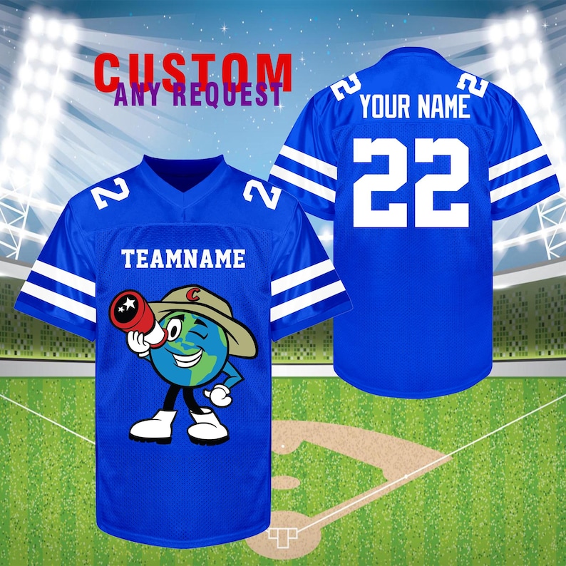 K&ouml;nnte beinhalten: Zwei blaue Football-Trikots mit wei&szlig;en Streifen und Zahlen. Ein Trikot hat "TEAMNAME" und eine Cartoon-Globus-Figur. Das andere Trikot hat "YOUR NAME" und die Nummer "22". Der Text "CUSTOM ANY REQUEST" steht &uuml;ber den Trikots.
