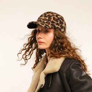 Baseballkappe in Leo Beige mit „EXHAUSTED“-Applikation, tiefe Passform und verstellbarem Klettverschluss hinten