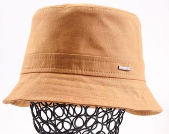 Práctico sombrero Panamá con detalle de perforación en color arena mojada para mujer.