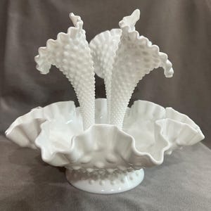 Vintage mitten av århundradet 4-delad trumpet Fenton Hobnail mjölkglas Epergne blomvas