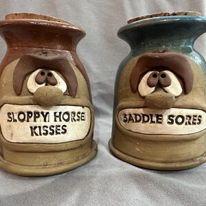 Aardewerkpot met twee grappige gezichten "Sloppy Horse Kisses & Saddle Sores"