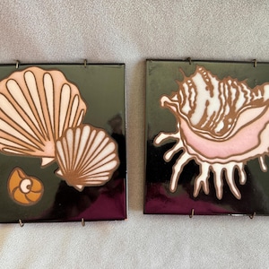 Vintage Arius Tile Co. Keramische schelpontwerpen onderzetters of onderzetters met bordenhangers