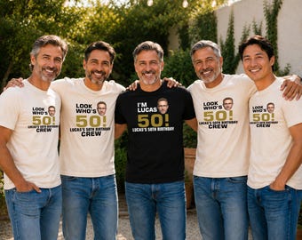 Könnte beinhalten: Vier cremefarbene T-Shirts und ein schwarzes T-Shirt mit individuellem Text und einem kleinen Porträt. Die cremefarbenen Shirts tragen den Aufdruck "LOOK WHO'S 50! LUCAS'S 50TH BIRTHDAY CREW" und das schwarze "I'M LUCAS 50! LUCAS'S 50TH BIRTHDAY".