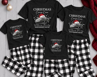 Könnte beinhalten: Vier schwarze Kurzarm-T-Shirts und vier schwarz-weiß karierte Hosen. Jedes T-Shirt zeigt eine Grafik eines Kreuzfahrtschiffes mit Weihnachtsmütze und den Text Christmas Cruise Crew, Est. 2026, Williams Family.
