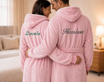 Personalisierter gestickter Bademantel, benutzerdefinierter Name Monogramm Morgenmantel, Plüsch Spa Robe für Frauen Männer, Geschenk für Freundin, gemütliche Nachtrobe