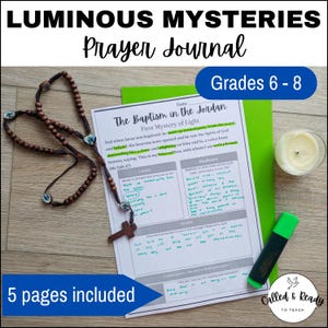 Puede incluir: Un diario de oración con el texto "LUMINOUS MYSTERIES Prayer Journal" y "Grades 6-8". El diario incluye una página con texto sobre el Bautismo en el Jordán, un rosario, una vela y un resaltador. También son visibles las palabras "5 pages included".