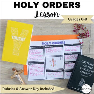 Könnte beinhalten: Ein gelbes Buch mit dem Wort "YOUCAT" und ein Stundenplan mit dem Titel "HOLY ORDERS" liegen auf einer Holzoberfläche. Ein Kruzifix, ein Rosenkranz und ein schwarzes Buch mit dem Titel "CATECHISM OF THE CATHOLIC CHURCH" sind ebenfalls vorhanden. Der Stundenplan ist für die Klassen 6-8.