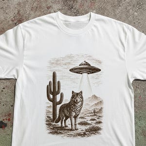 Camiseta vintage con estampado de lobo OVNI, colores cómodos, coyote, regalo para amantes de los lobos, salvaje oeste, regalo para él, husky, funda de bomba, retro, camiseta de naturaleza