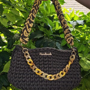 Shoulder bag with decorative chain