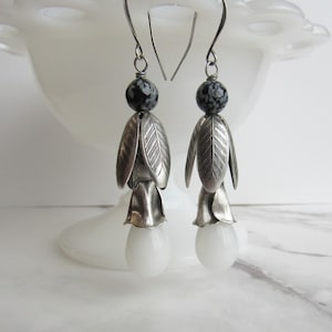 Art-Deco-Statement-Ohrringe in Milchglas, schwarz / / 1920er Jahre Schmuck
