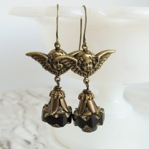 Cherub Ohrringe aus Messing, Schwarzes Glas , Gothic, Viktorianischer Schmuck