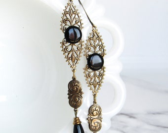 Ciondoli edoardiani della borghesia in ottone nero // Gioielli in stile vintage