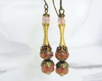Brincos pendentes rosa opalescentes em latão, vidro checo // Joias estilo vintage