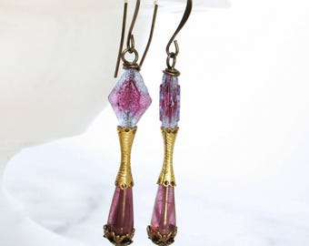 Insoliti orecchini pendenti in vetro vintage viola e ottone // Gioielli in stile vintage