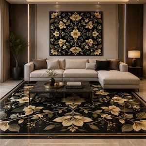 Può includere: Un soggiorno con un grande tappeto nero e un arazzo da parete con un design floreale in oro e crema. Un divano angolare beige è posizionato di fronte all'arazzo. Un tavolino da caffè in marmo nero e una lampada da terra completano l'arredamento.