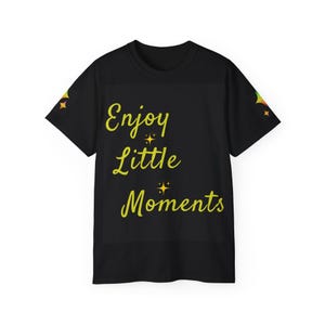T-shirt nera unisex in ultra cotone: vestibilità classica, bella citazione