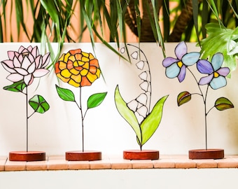 Individuell gestalteter Geburtsmonat-Blumen-Sonnenfänger aus Buntglas, personalisierter Holzsockel