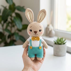 Conejito elegante de amigurumi, patrón de conejo lindo para crochet, tutorial de amigurumi de conejo con overol, guía de crochet de conejo con pajarita