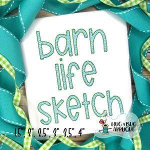 Puede incluir: Una tela blanca con el texto "barn life sketch" bordado en hilo verde y azul. El texto se muestra en varios tamaños de 1,5 a 4 pulgadas.