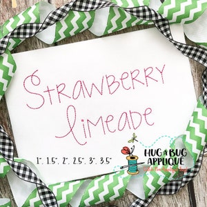Könnte beinhalten: Eine weiße Karte mit dem Text "Strawberry limeade" in rosa Stickerei. Die Karte enthält auch Größenoptionen in Zoll: 1", 1,5", 2", 2,5", 3" und 3,5". Die Karte ist von einem schwarz-grünen Band umgeben.
