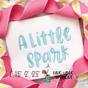 Puede incluir: Un diseño bordado azul sobre un fondo de tela blanca. El diseño dice "A Little Spark" con el texto en una fuente cursiva. El diseño está disponible en cuatro tamaños: 1 pulgada, 1.5 pulgadas, 2 pulgadas y 2.5 pulgadas.